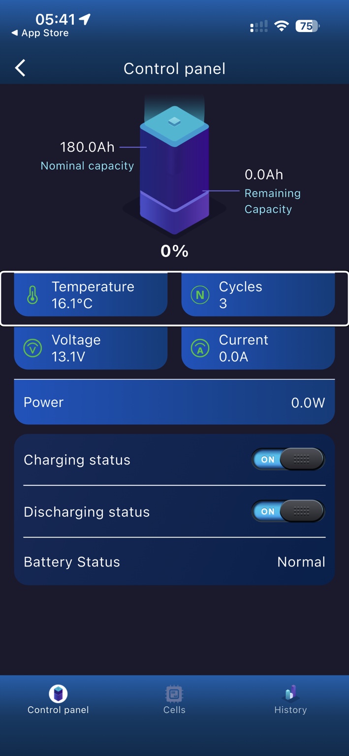 Screenshot der Ultimatron-BMS-App. Angezeigt werden 180,0 Ah Nennkapazität, 0,0 Ah Restkapazität und ein Ladezustand von 0 Prozent. Gleichzeitig zeigt die App 13,1 Volt, 16,1 Grad Celsius, 0,0 Ampere und den Batteriestatus „Normal“.